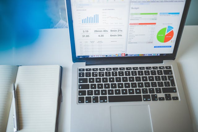 Illustration of SEO strategy and AI-driven search for 2025
